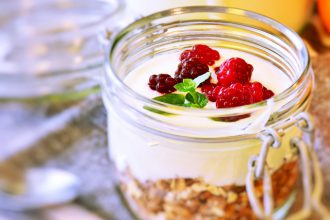 Verrine de yogourt au müesli et fruits rouges